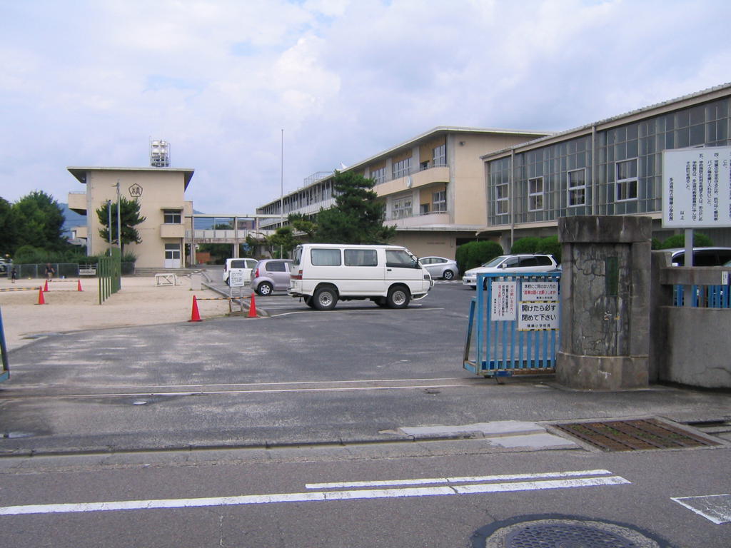 【多治見市金岡町のアパートの小学校】