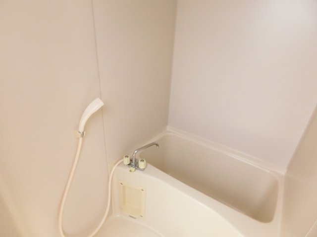 バス・シャワールーム　給湯式のお風呂です。