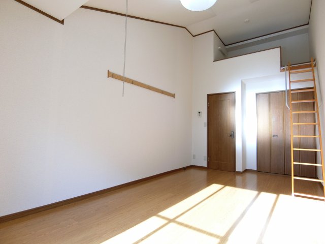 居室・リビング　９帖の洋室にロフト付き。