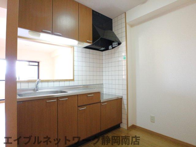 キッチン　コンパクトなキッチンで掃除もラクラク