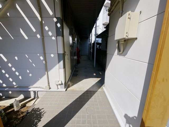 【所沢市岩岡町のマンションのエントランス】