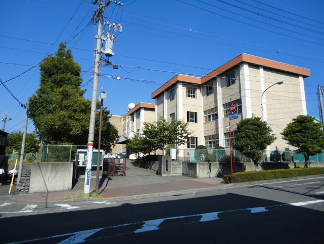 【静岡市清水区七ツ新屋のマンションの小学校】