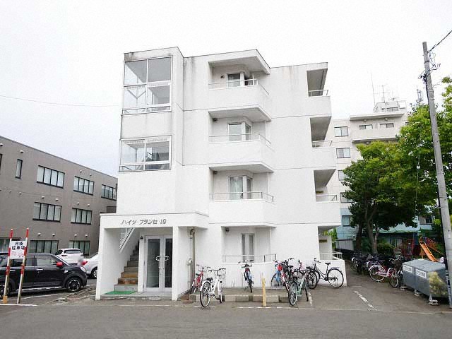 札幌市北区北十九条西のマンションの建物外観
