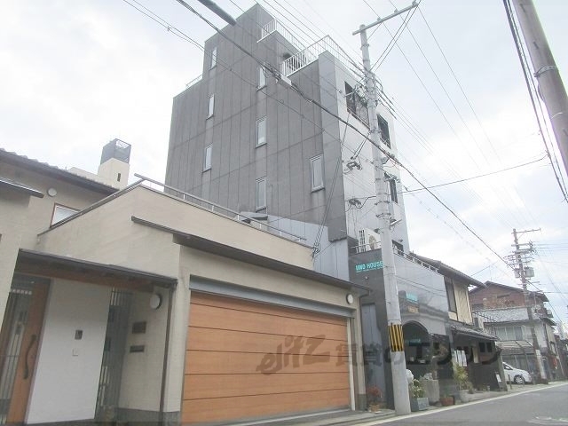 京都市中京区東椹木町のマンションの建物外観