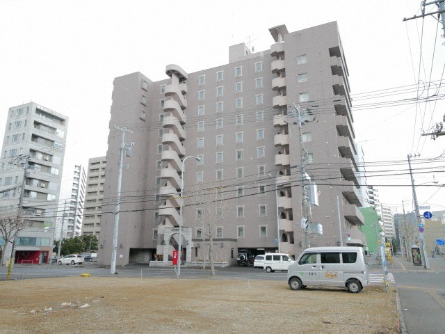 札幌市中央区南六条東のマンションの建物外観