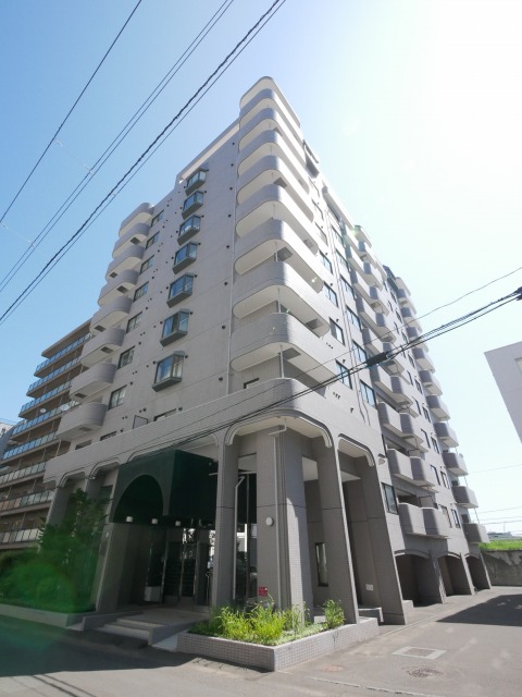 札幌市中央区南十三条西のマンションの建物外観