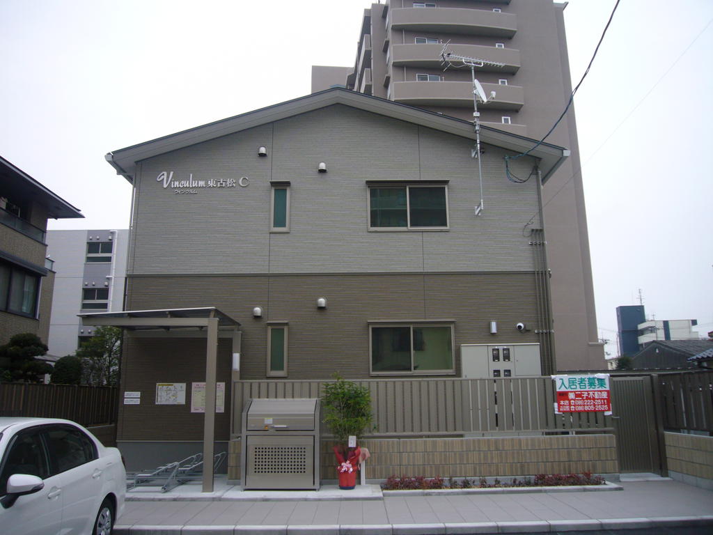 岡山市北区東古松のアパートの建物外観