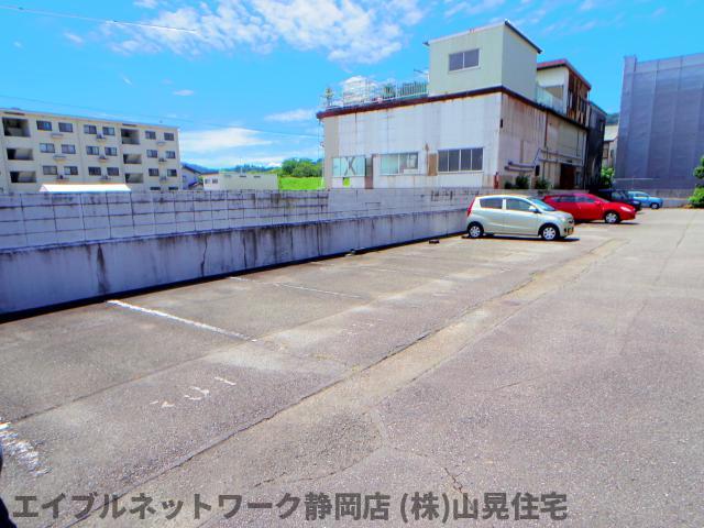 【静岡市葵区辰起町のマンションの駐車場】