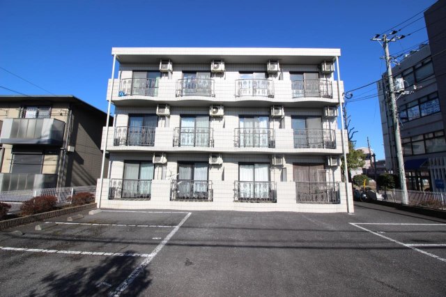 建物外観　3階建てのマンションです。