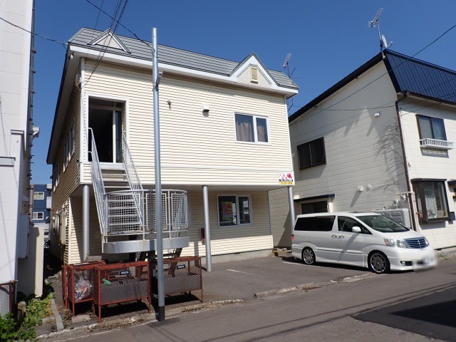 函館市宝来町のアパートの建物外観