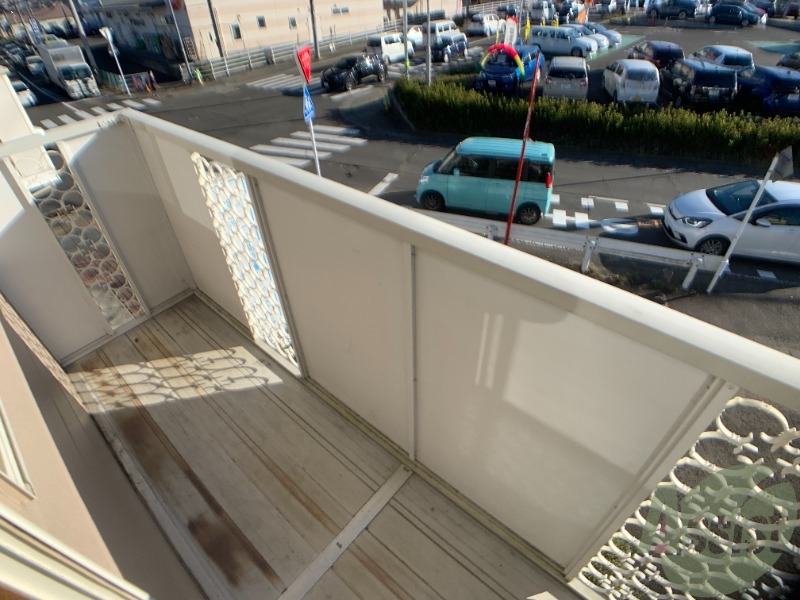 バルコニー　バルコニーがあるので洗濯物は外に干せそうですね。