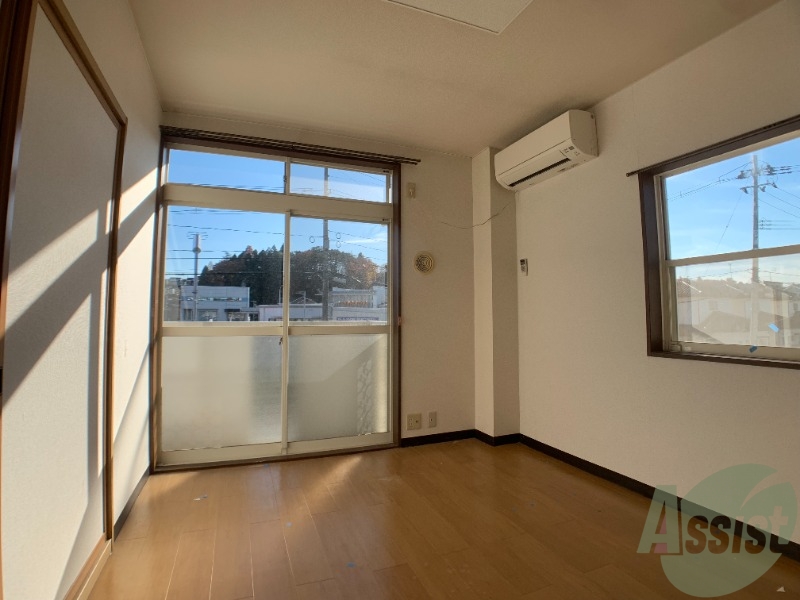 居室・リビング　こちらがリビングです。陽が入ってくるのがわかります。