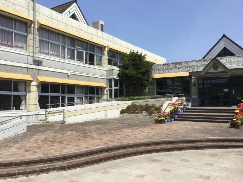 【アルレグナの小学校】