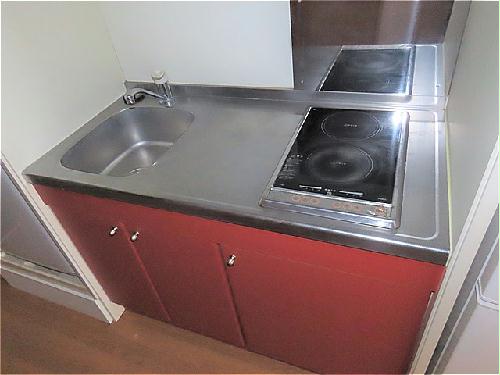 キッチン　2口の電気コンロまたはIHコンロとなります