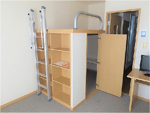 収納　本棚、ベッド下収納あり