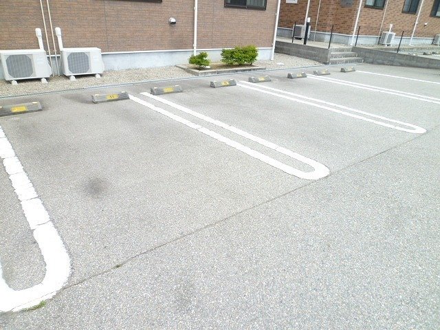 【高岡市内免のアパートの駐車場】