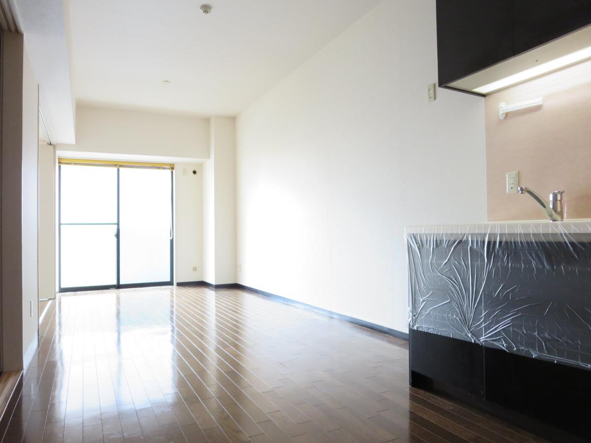 居室・リビング　１３帖の縦長のリビングです。