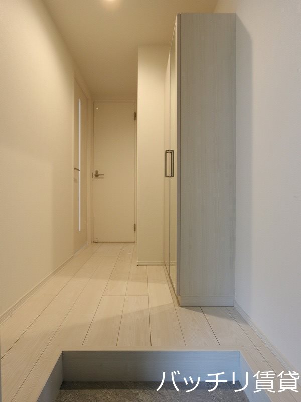 玄関　同型タイプの為、現状を優先いたします。