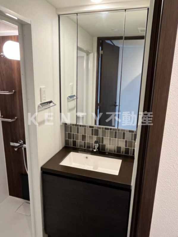 洗面設備　ゆったりとスペースのある洗面所