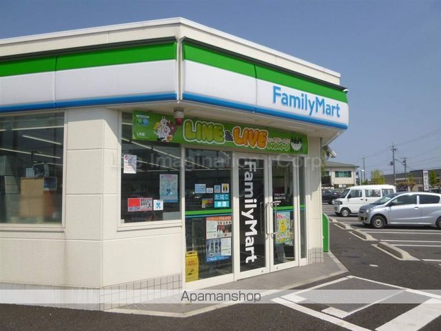 コンビニ　ファミリーマート（コンビニ）まで874m