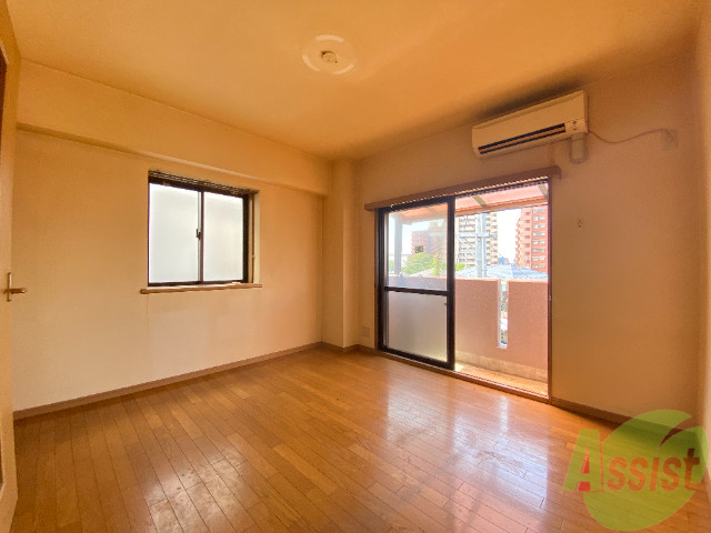 居室・リビング　広くて落ち着いた色合いが綺麗な広々とした１Ｋです。