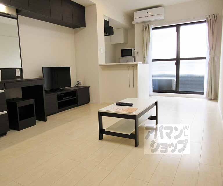 居室・リビング　広々とした白いお部屋です！