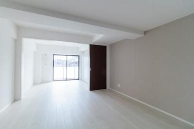 居室・リビング　■ダウンライト式照明　↓LD10畳↑洋室6畳