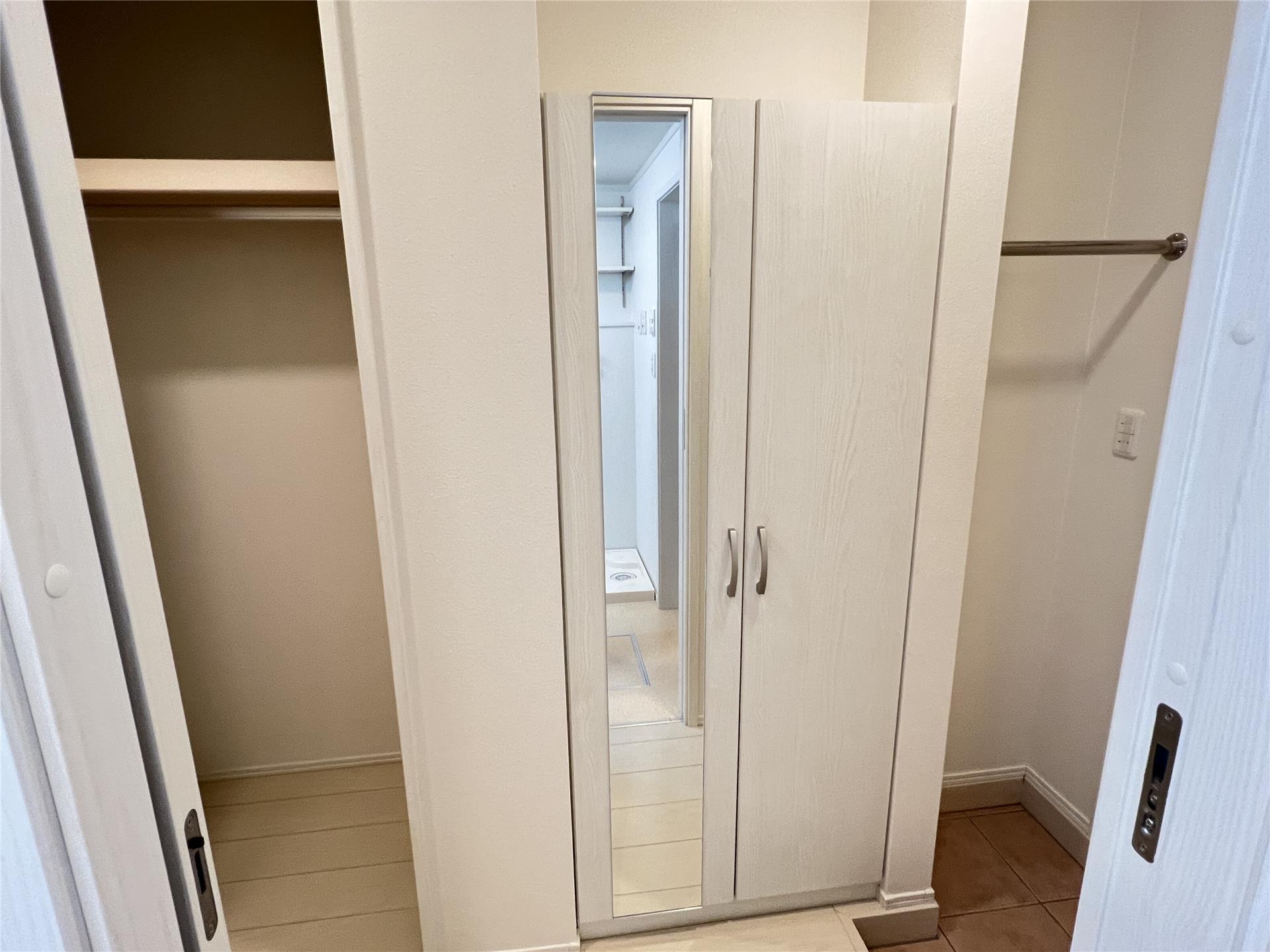 玄関　ミラー付きシューズボックスとクローゼット！