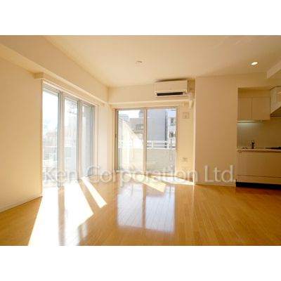 居室・リビング　同タイプ6階のお部屋を撮影。仕様が異なることがあります。