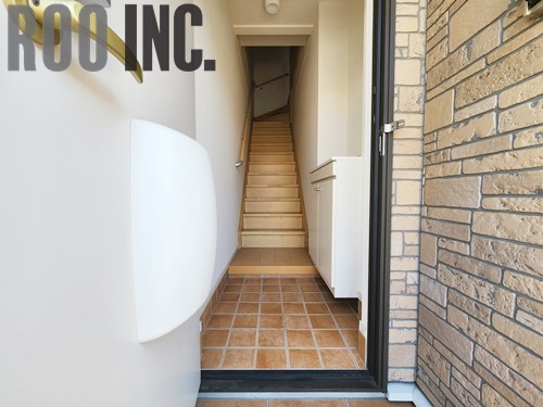 玄関　写真は反転のお部屋です