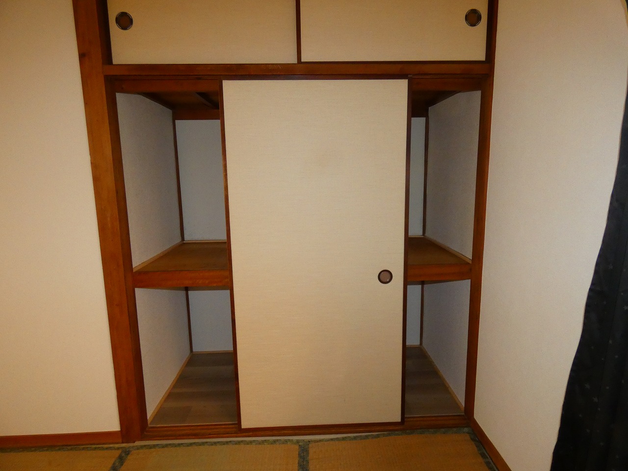 収納　6畳和室の押入れです。天袋付きです。