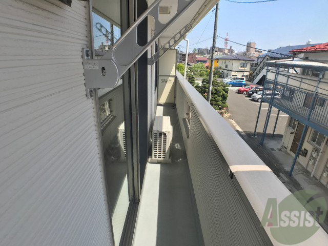 バルコニー　バルコニー。洗濯物がはかどりそうな広さがありますよ。