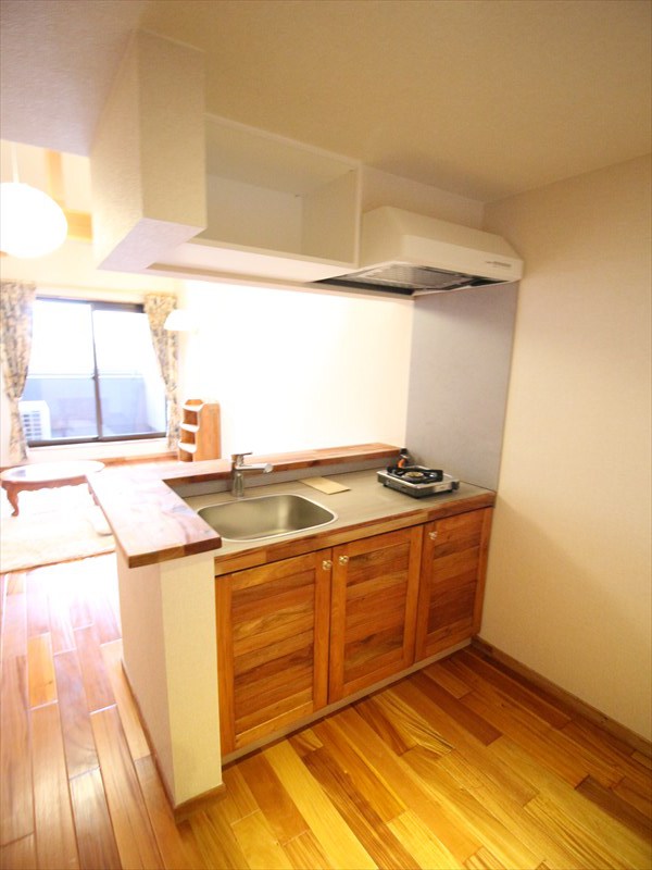 キッチン　対面式キッチン・１口ガスコンロ付き（写真は別室）