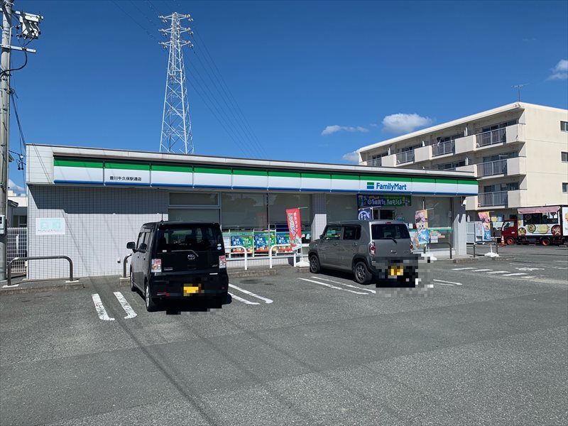 コンビニ　ファミリーマート豊川牛久保駅通店（コンビニ）まで330m