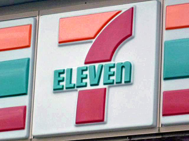 コンビニ　セブンイレブン豊川千歳通3丁目店（コンビニ）まで482m