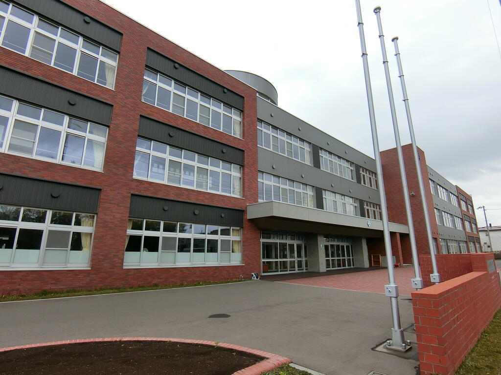 小学校　江別市立江別第一小学校（小学校）まで966m