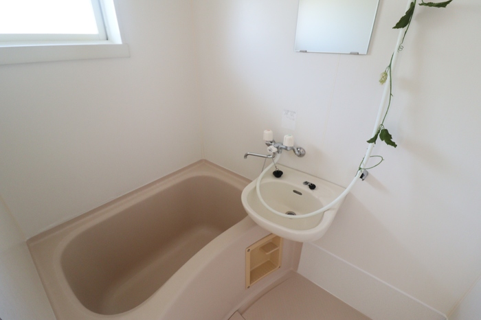 バス・シャワールーム　洗面台付きユニットバス（小窓付）