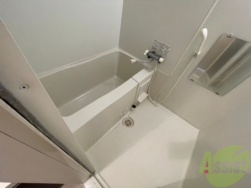 バス・シャワールーム　バスルームは狭すぎず、シャワーも浴びやすそうです。