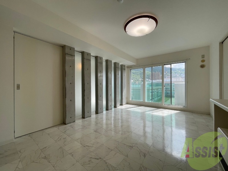 居室・リビング　白さが清潔感を出してくれます。お部屋も明るいですね。