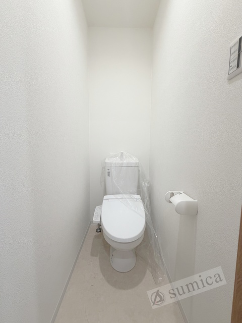 トイレ　人気アイテムの温水洗浄便座。清潔感のあるトイレです。