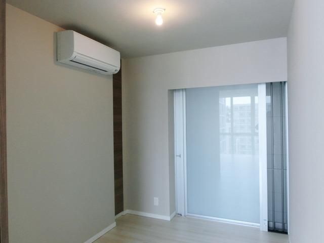 居室・リビング　★廊下側のお部屋にも明り取りの窓がありま★