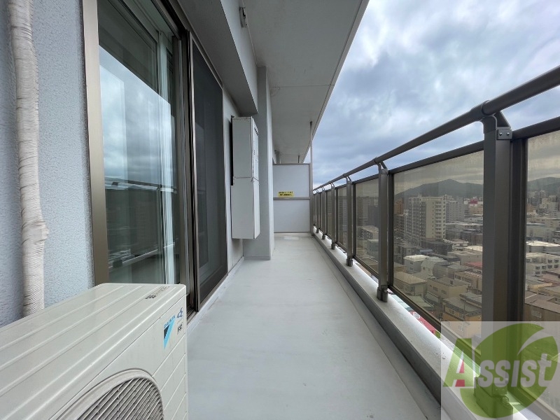 バルコニー　バルコニーです。洗濯物を干すもよし、一息つくもよしですね。