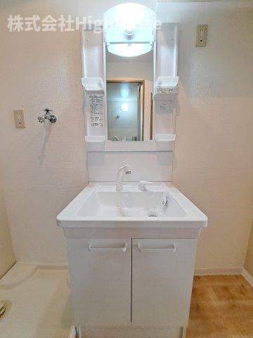 洗面設備　明るい洗面所です