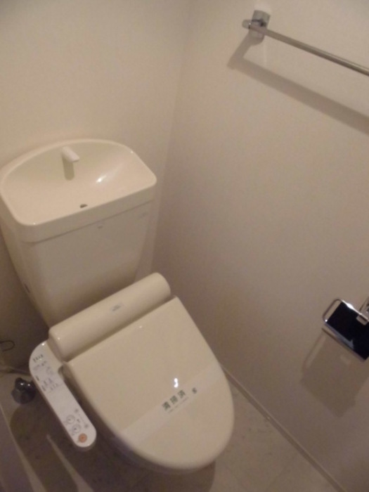 トイレ　落ち着いた色調のトイレです