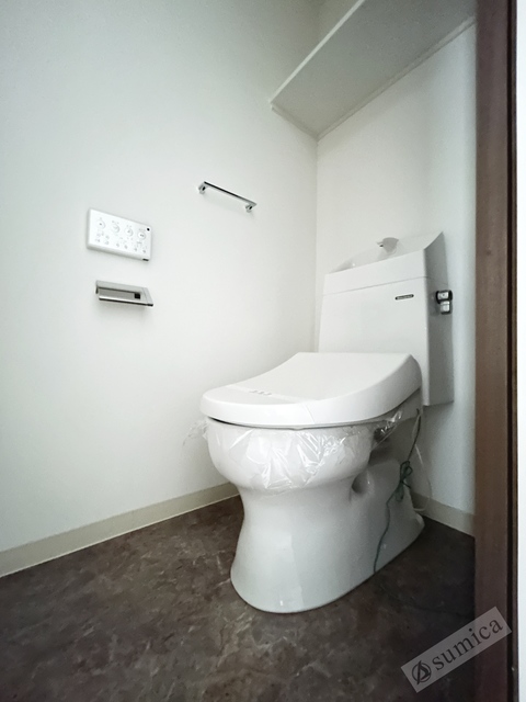 トイレ　人気アイテムの温水洗浄便座。清潔感のあるトイレです。