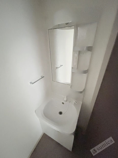 洗面設備　洗面台独立、洗髪洗面化粧台で朝の身支度もはかどります。