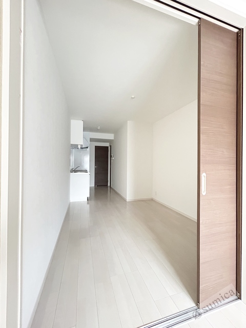 居室・リビング　内装は白を基調として建具とがグッと映えて．．．