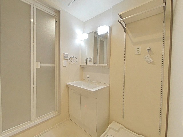 洗面設備　三面鏡付き先発洗面化粧台※同タイプ参考写真