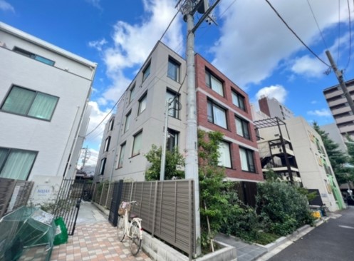 建物外観　鉄筋コンクリート造のがっちりとした建物。