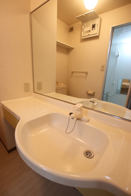 洗面設備　大きな鏡のある洗面台です♪